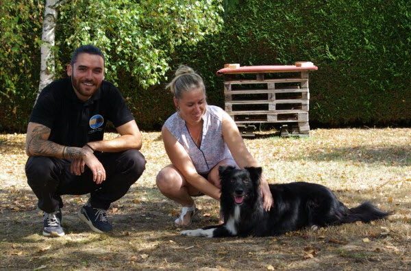 Guillaume accompagne une cliente et son chien lors d'une séance d'éducation canine